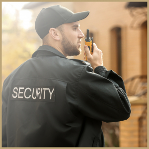 Sicherheitsmitarbeiter für Objektschutz nach der Security Ausbildung