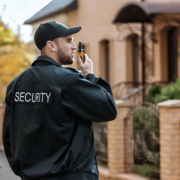 Security Mitarbeiter im Objektschutz, Villa im Hintergrund