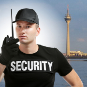 Sicherheitsmitarbeiter mit Security T-Shirt und Funkgerät Titelbild zur Jobanzeige